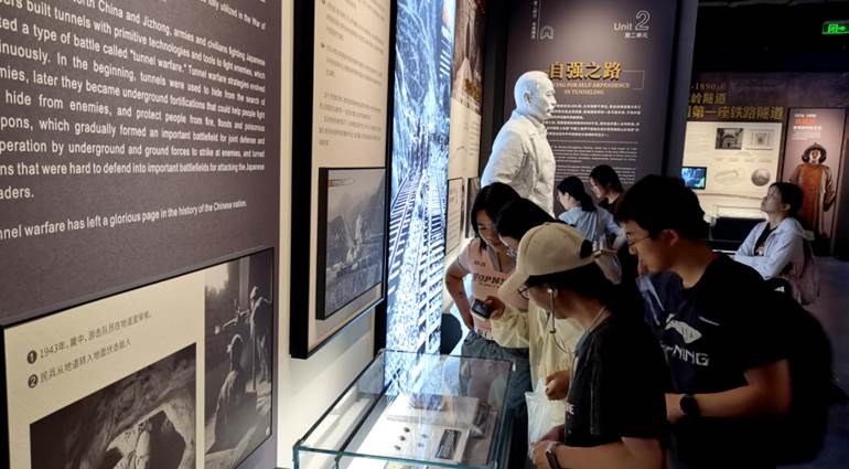 图片包含 人, 室内, 站, 男人

AI 生成的内容可能不正确。